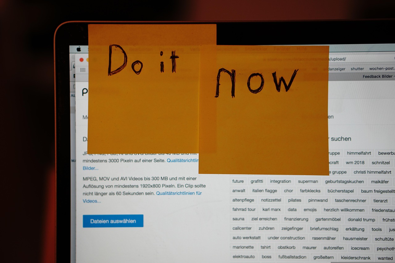 Laptop, Reminders, Post-it image. Do it now!