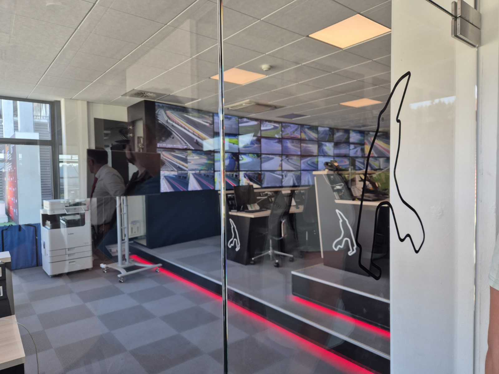Spa Francorchamps - Room with monitors